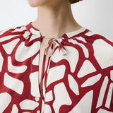 Blouse AMBRINE GRACE & MILA – détail du col V, du lien à nouer et de l'imprimé géométrique