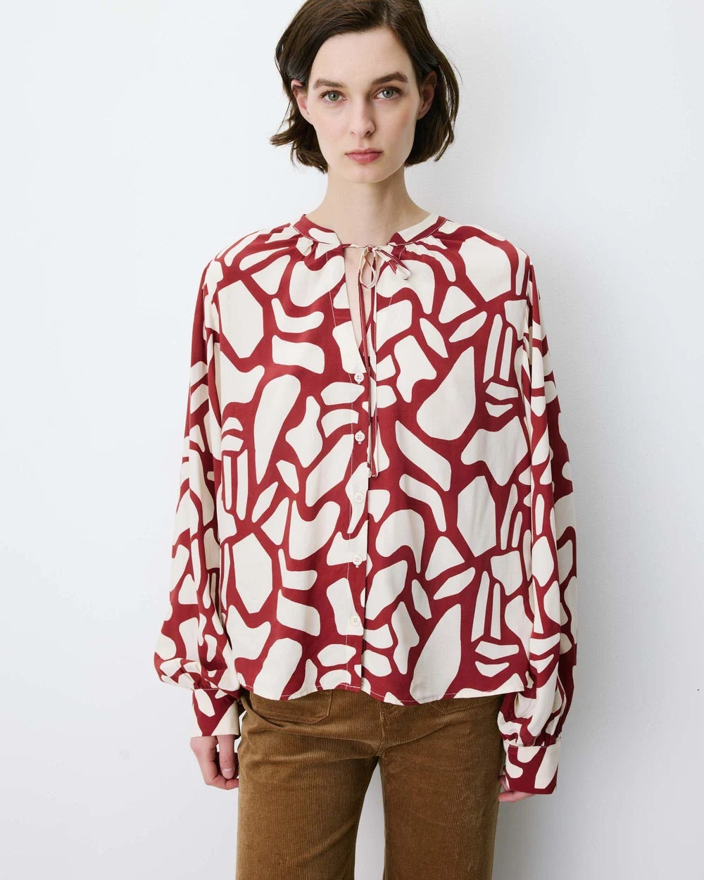 Blouse AMBRINE GRACE & MILA terracotta – portée de face avec pantalon camel