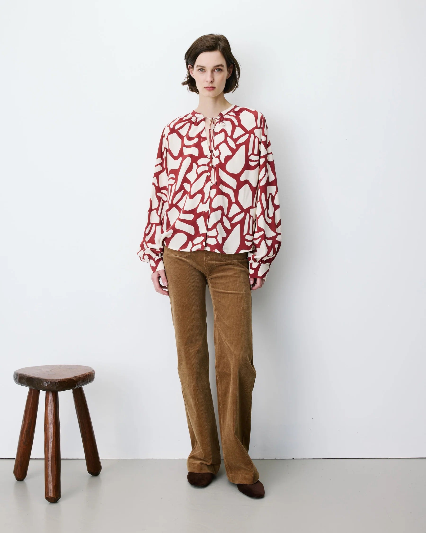 Blouse AMBRINE GRACE & MILA – tenue avec pantalon en velours côtelé camel