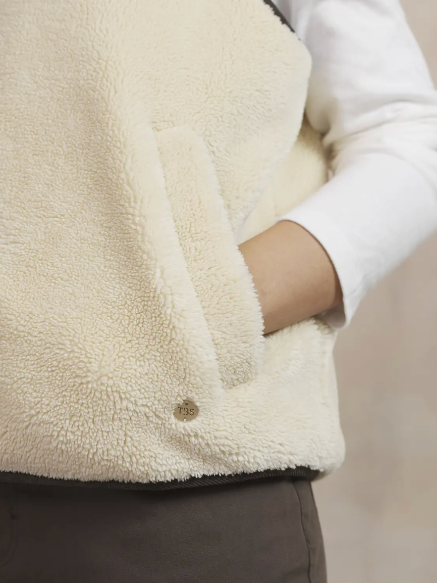 Gilet réversible TAMMYSAN TBS écru – détail porté de la face polaire