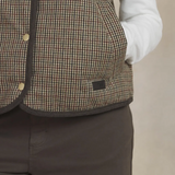 Gilet TAMMYSAN TBS à carreaux bruns – détail porté de la poche