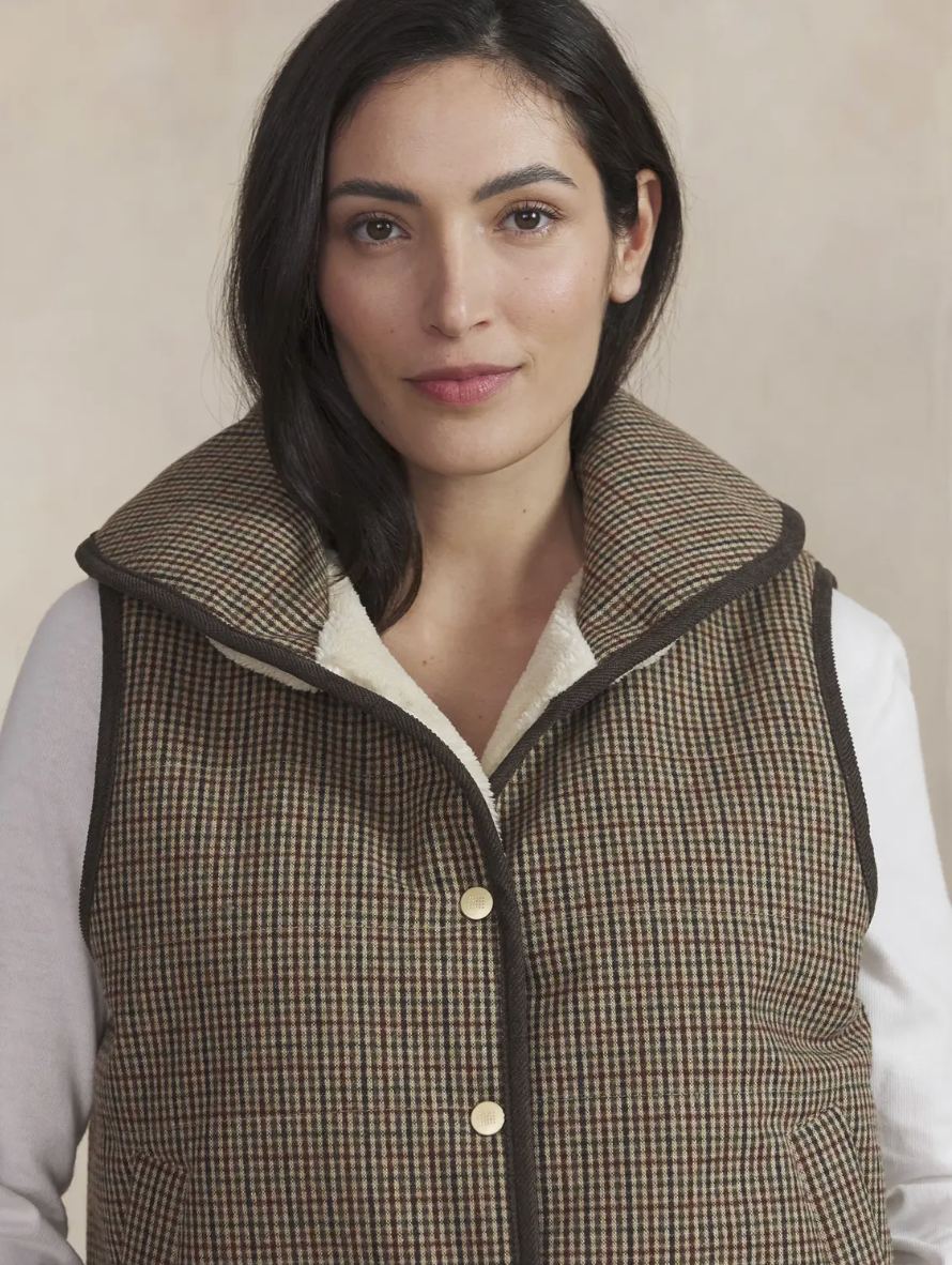 Gilet TAMMYSAN TBS à carreaux bruns – détail porté du col montant