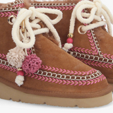 Boots Iris Desert W ARMISTICE camel – détail cuir velours, broderies roses et pompons