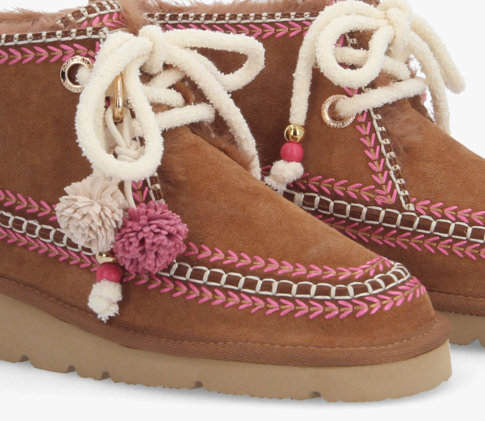 Boots Iris Desert W ARMISTICE camel – détail cuir velours, broderies roses et pompons