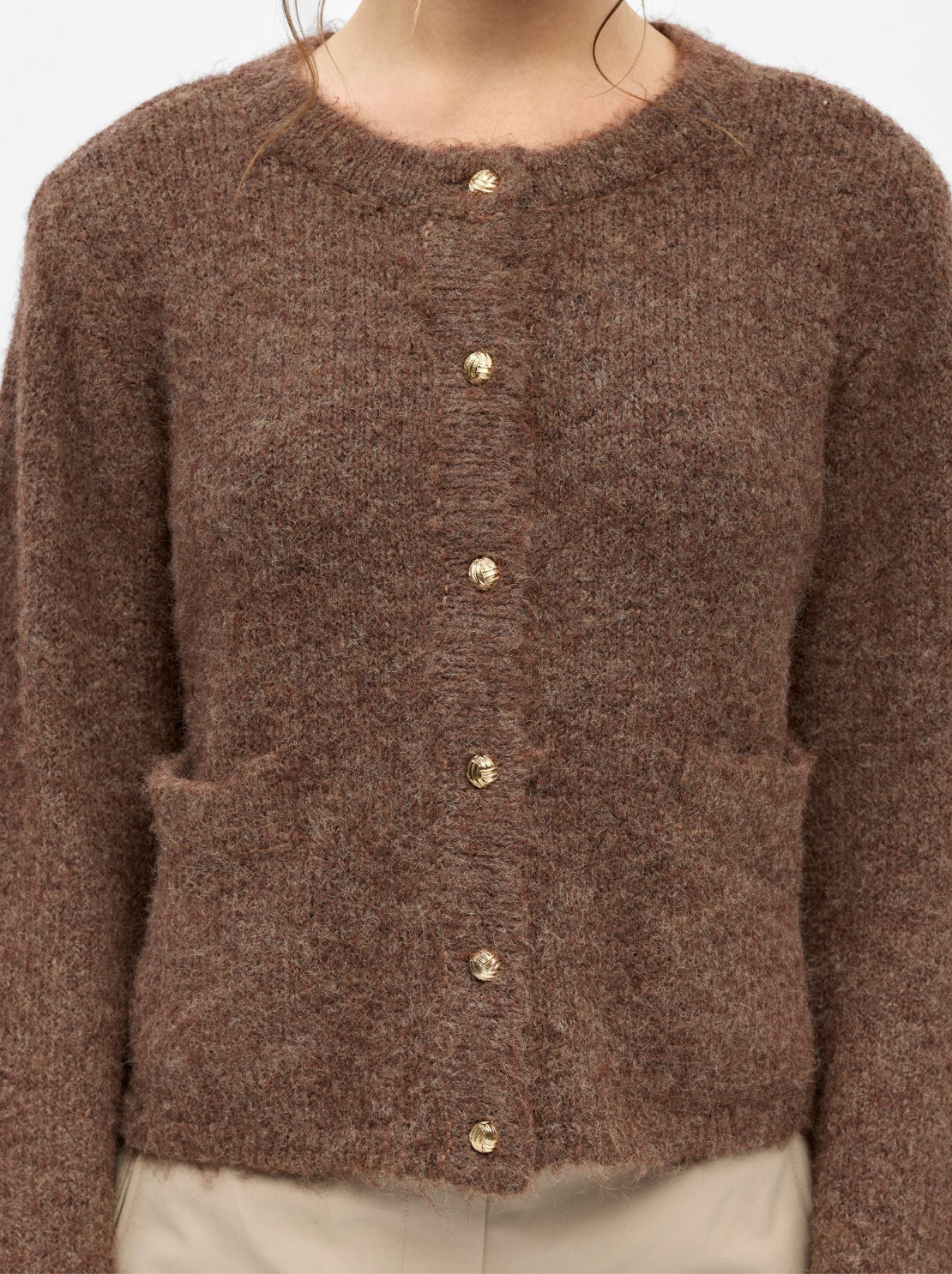 Cardigan OBJSAGGIA OBJECT Carafe – détail maille, boutons dorés et poches