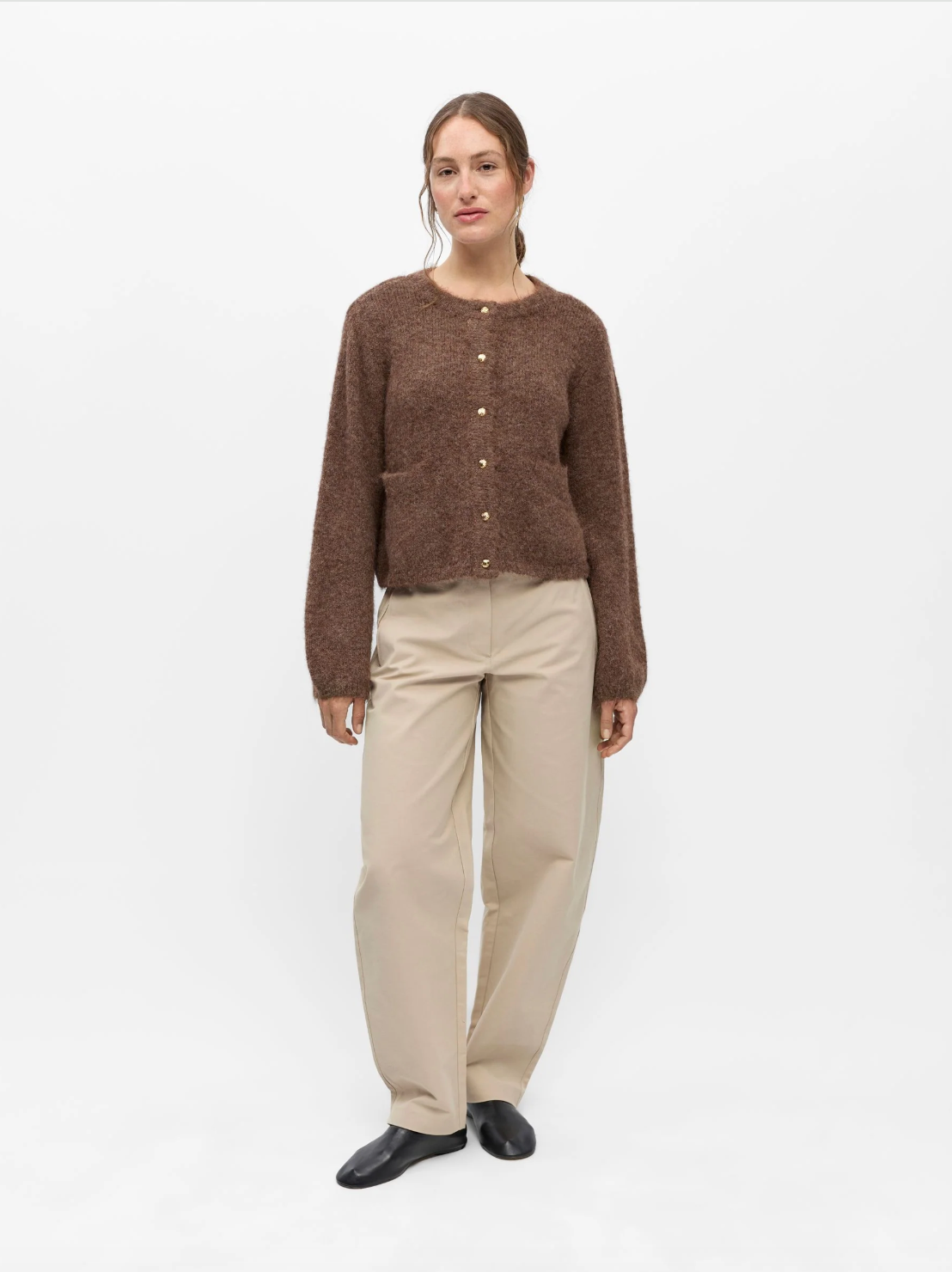 Cardigan OBJSAGGIA OBJECT Carafe – porté de face avec pantalon beige