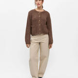 Cardigan OBJSAGGIA OBJECT Carafe – porté de face avec pantalon beige