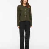 Cardigan kaki Vigabe VILA porté avec pantalon noir – silhouette complète