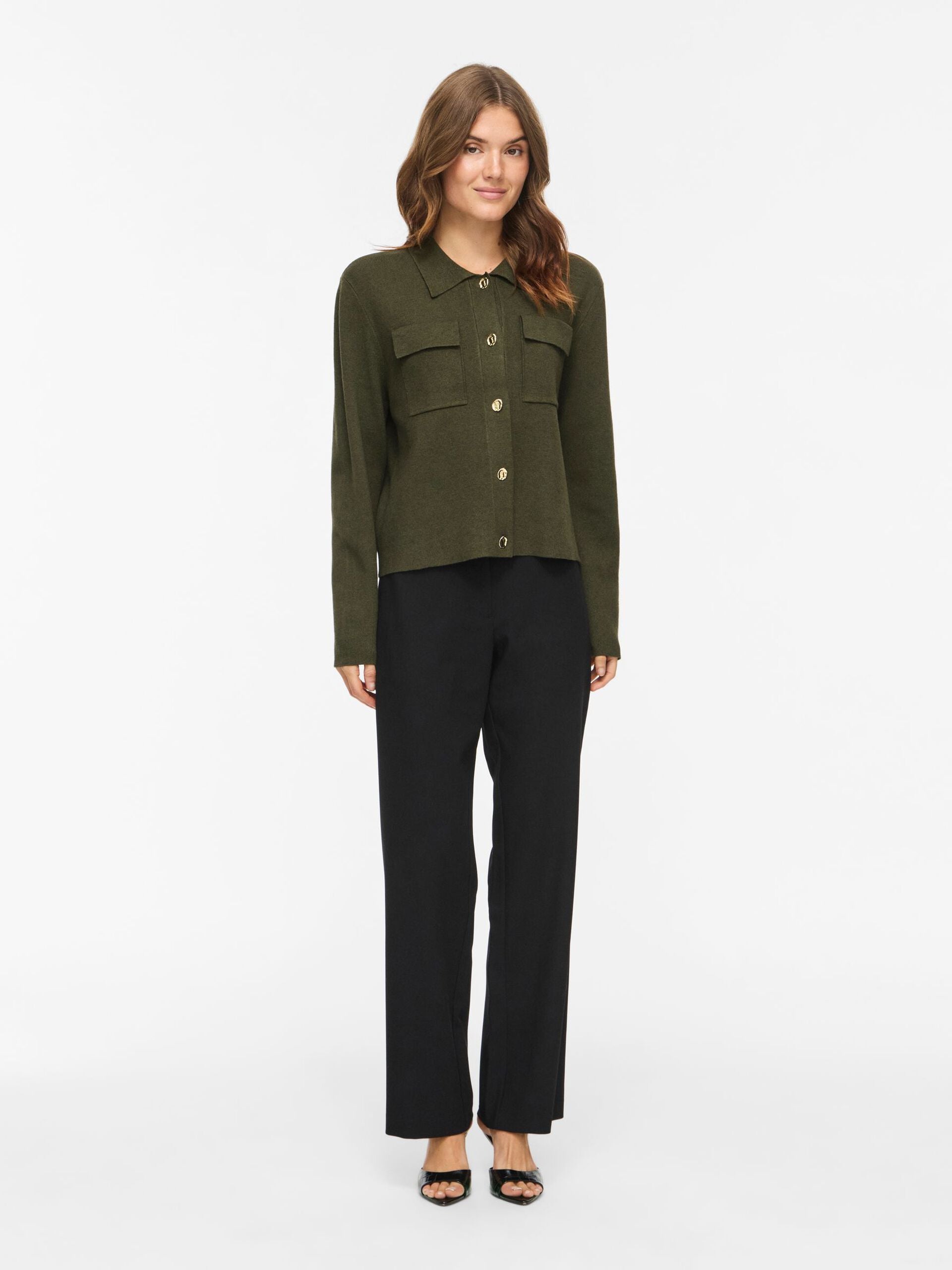 Cardigan kaki Vigabe VILA porté avec pantalon noir – silhouette complète