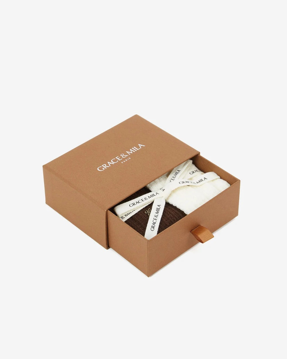 Coffret AGATHE GRACE & MILA ouvert – deux paires de chaussettes écru et chocolat