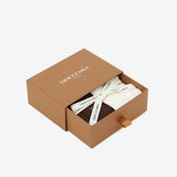 Coffret AGATHE GRACE & MILA ouvert – deux paires de chaussettes écru et chocolat