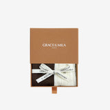 Coffret chaussettes AGATHE GRACE & MILA – vue de dessus avec ruban et deux paires de chaussettes