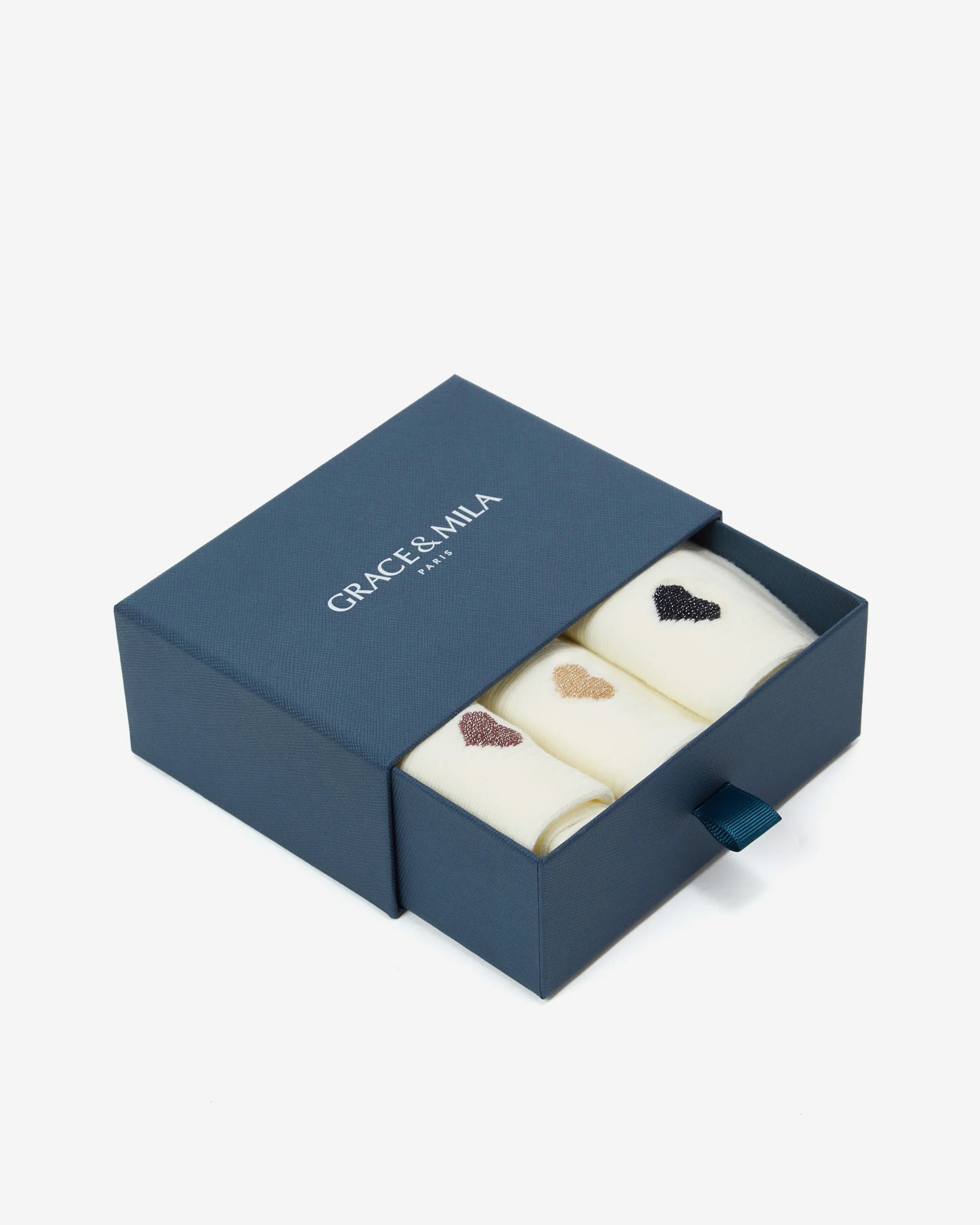 Chaussettes ASTERIA GRACE & MILA – coffret ouvert avec trois paires à cœurs