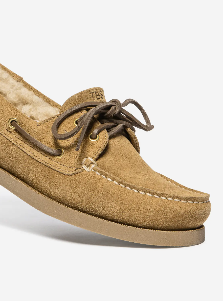 Détail cuir velours et lacets des chaussures bateau PHERINA TBS
