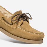 Détail cuir velours et lacets des chaussures bateau PHERINA TBS