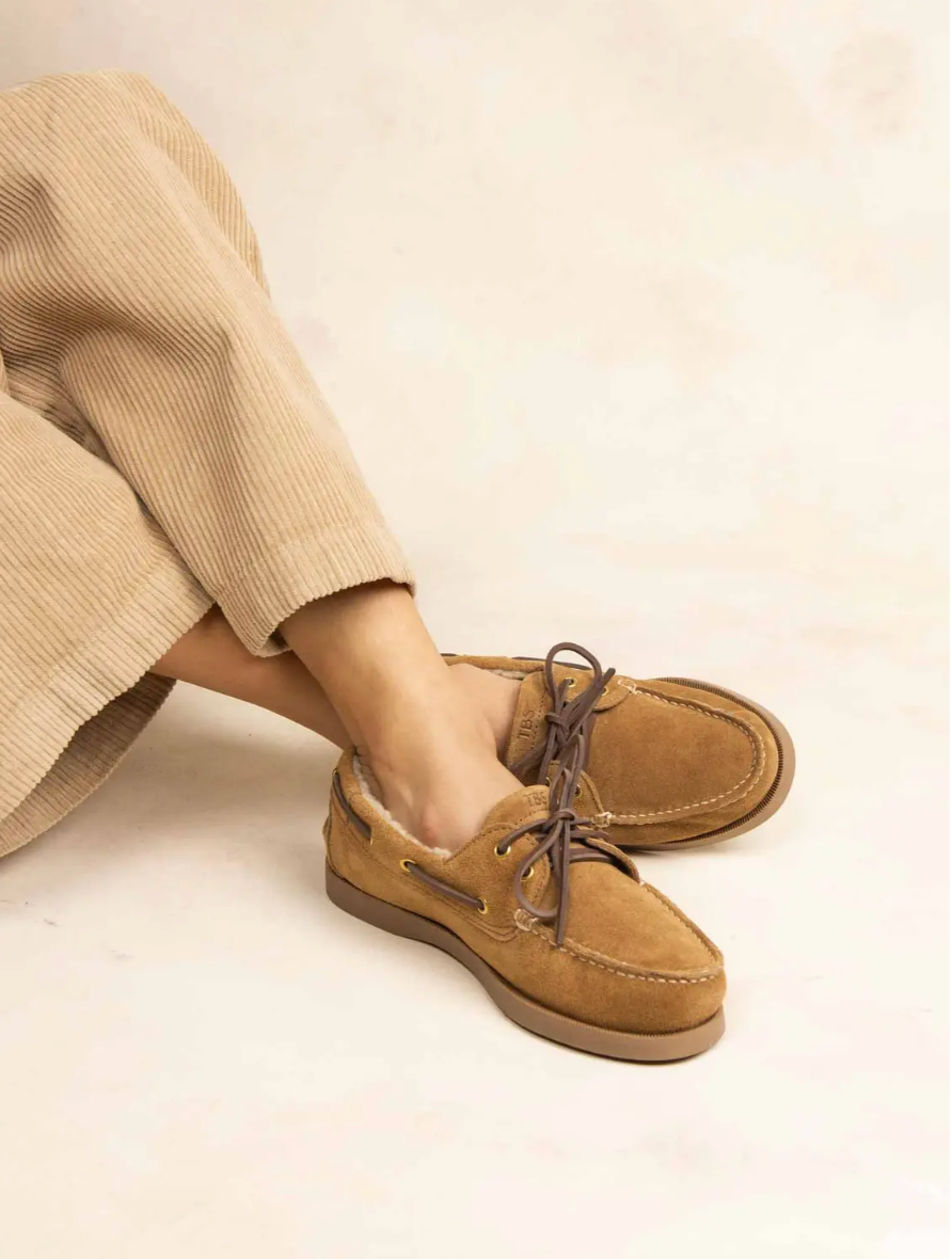 Chaussures bateau PHERINA TBS cognac portées avec pantalon en velours beige