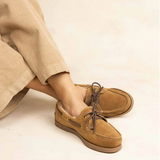 Chaussures bateau PHERINA TBS cognac portées avec pantalon en velours beige