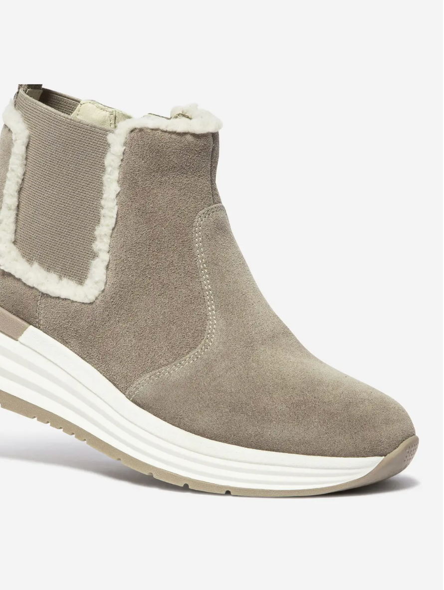 Détail cuir velours et semelle des bottines Chelsea Temarie TBS taupe