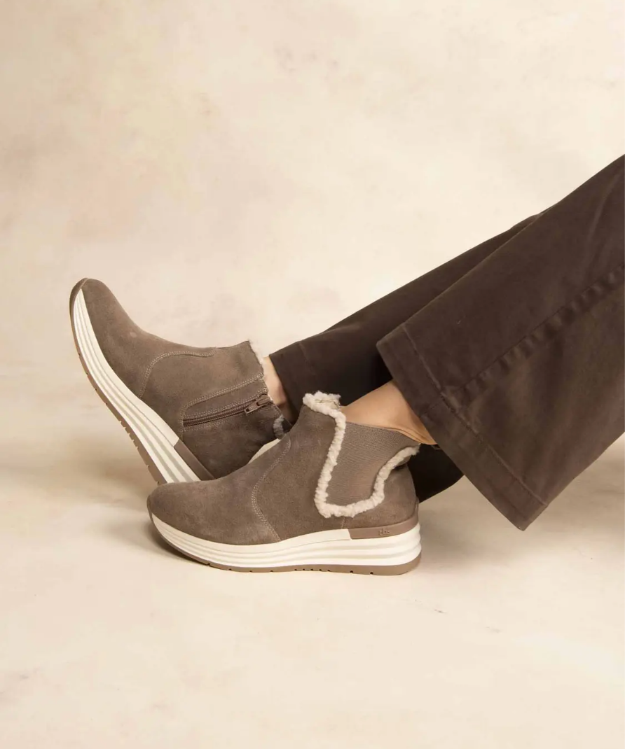 Bottines Chelsea Temarie TBS taupe portées avec pantalon marron