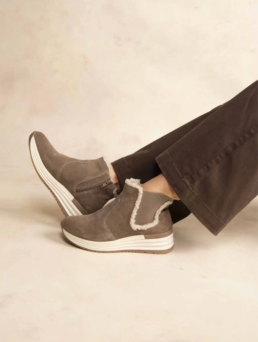 Bottines Chelsea Temarie TBS taupe portées avec pantalon marron