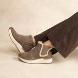 Bottines Chelsea Temarie TBS taupe portées avec pantalon marron