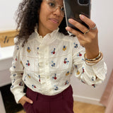 Chemise brodée fleurie C'EST BEAU LA VIE – détail du col volanté et des broderies
