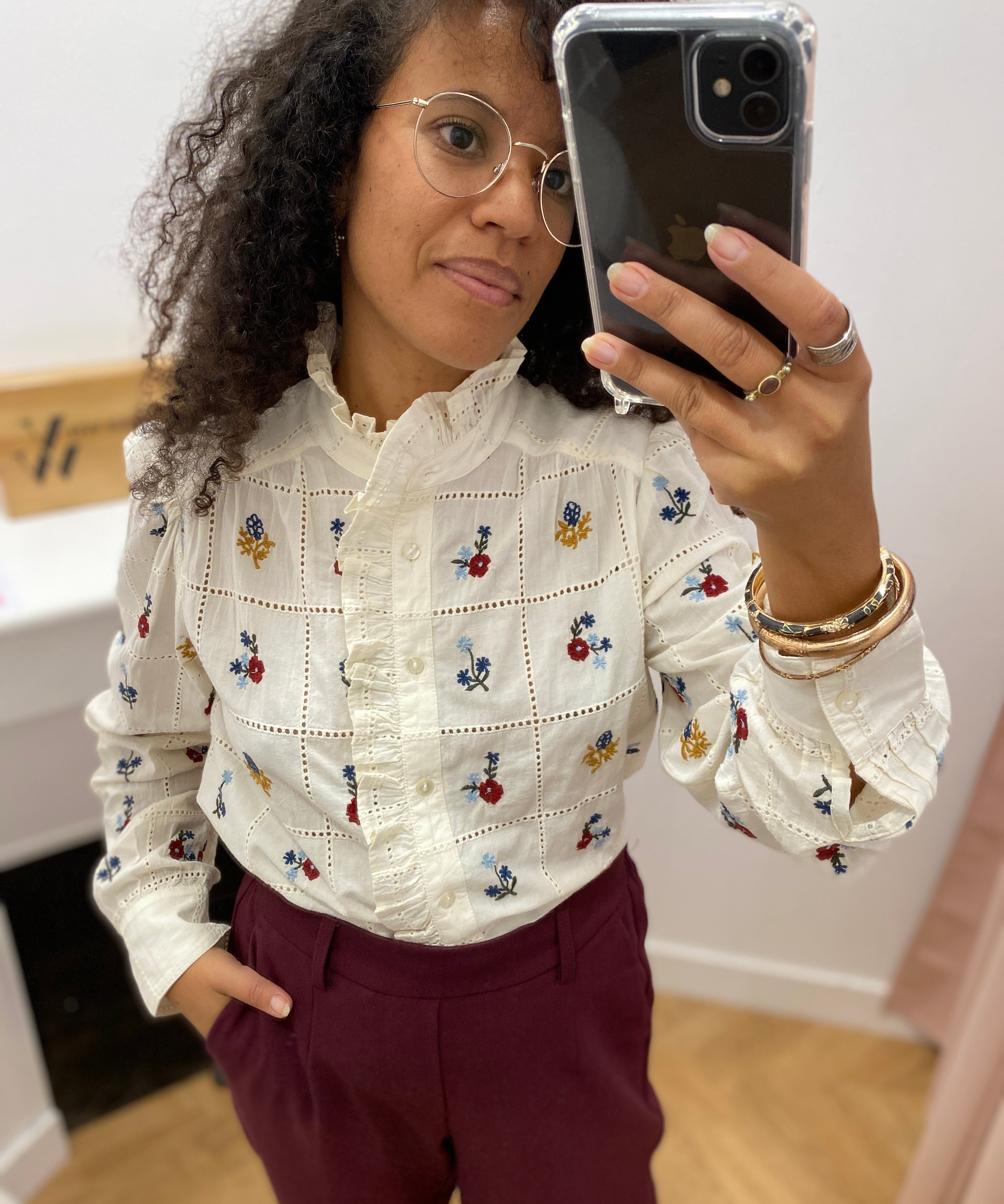 Chemise brodée fleurie C'EST BEAU LA VIE – détail du col volanté et des broderies