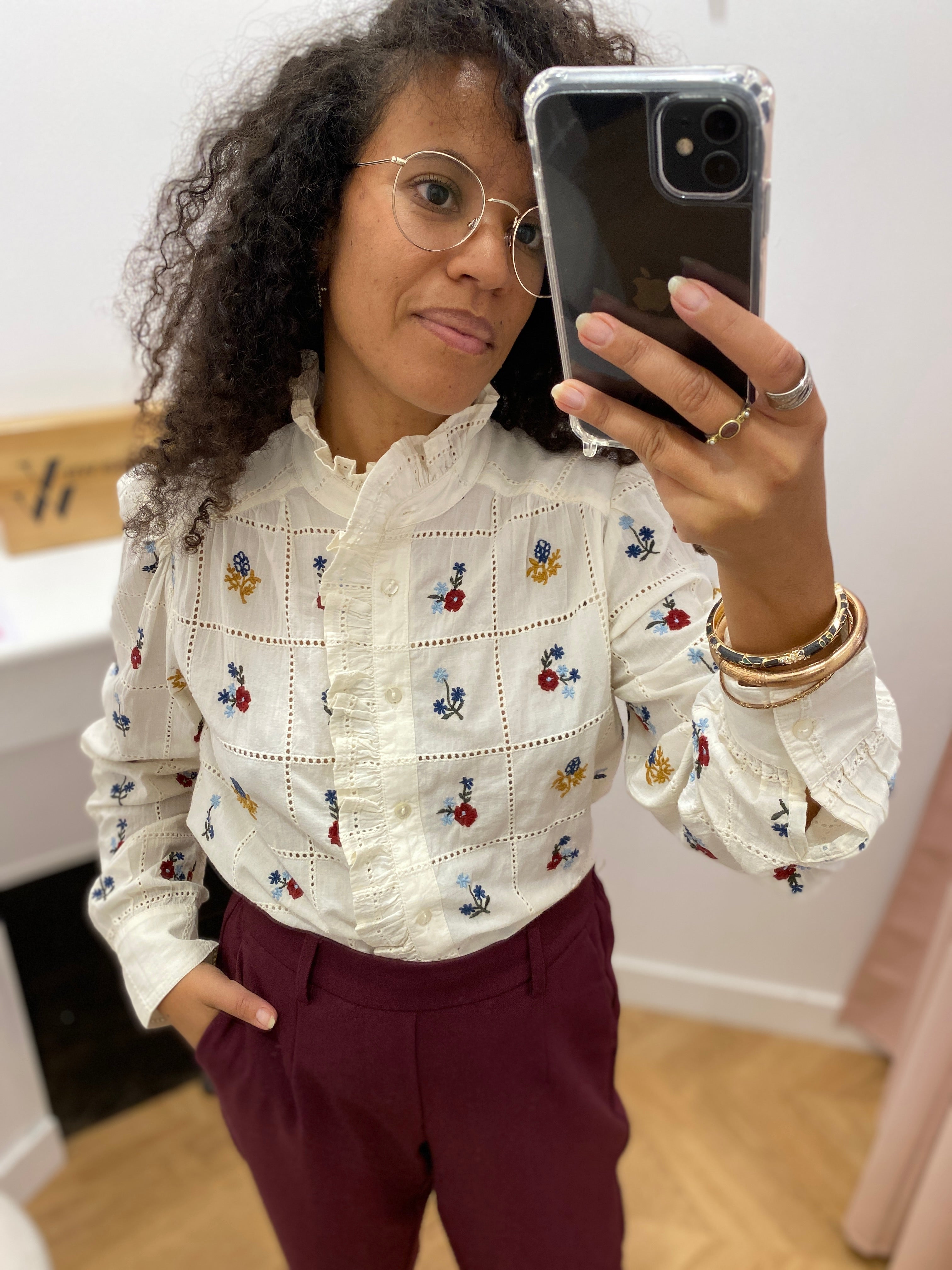Chemise brodée fleurie C'EST BEAU LA VIE – détail du col volanté et des broderies