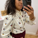 Chemise écrue C'EST BEAU LA VIE – détail des broderies florales et des finitions ajourées