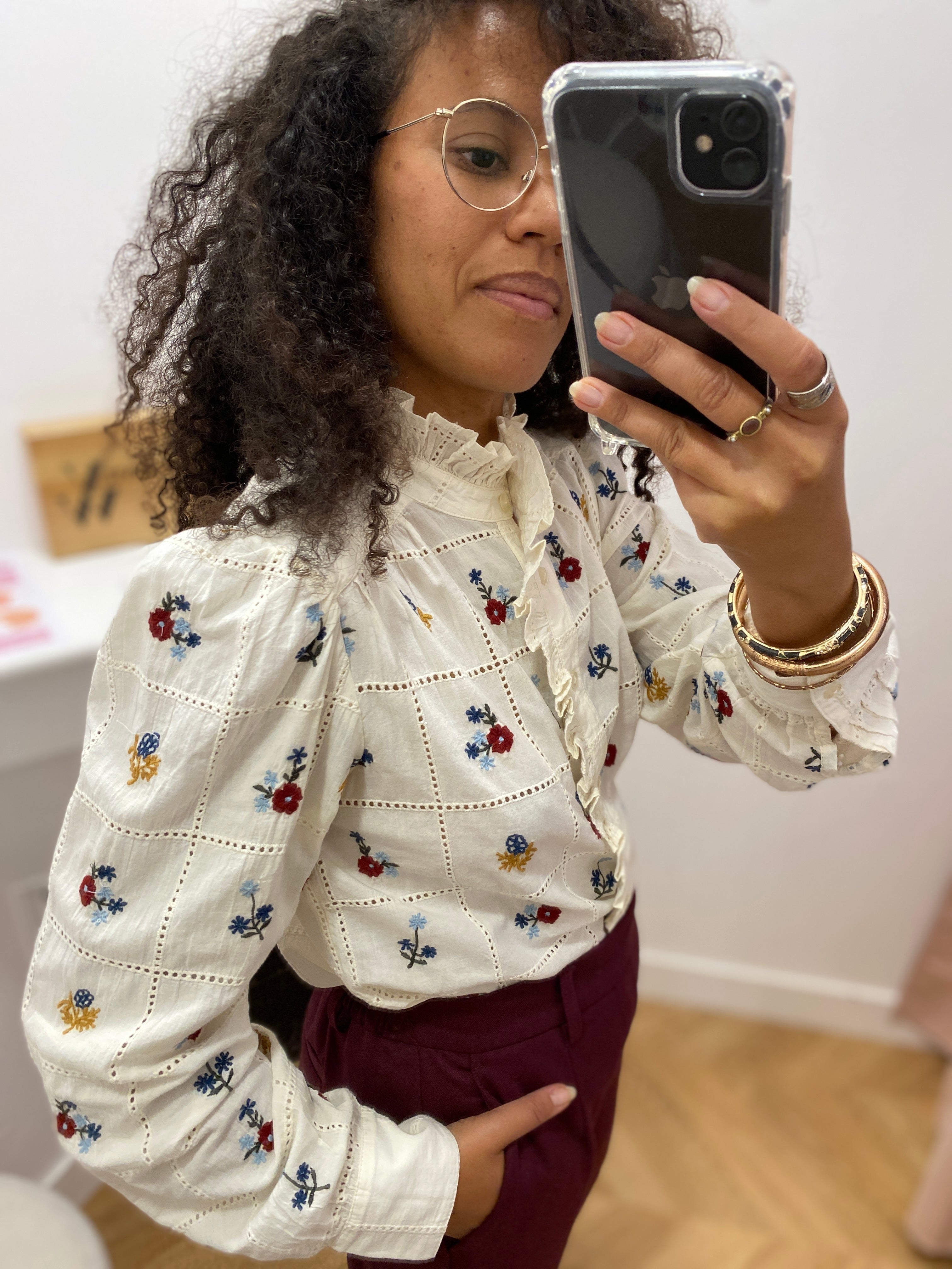 Chemise écrue C'EST BEAU LA VIE – détail des broderies florales et des finitions ajourées
