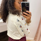 Chemise brodée C'EST BEAU LA VIE – vue portée de profil et détail de l'épaule