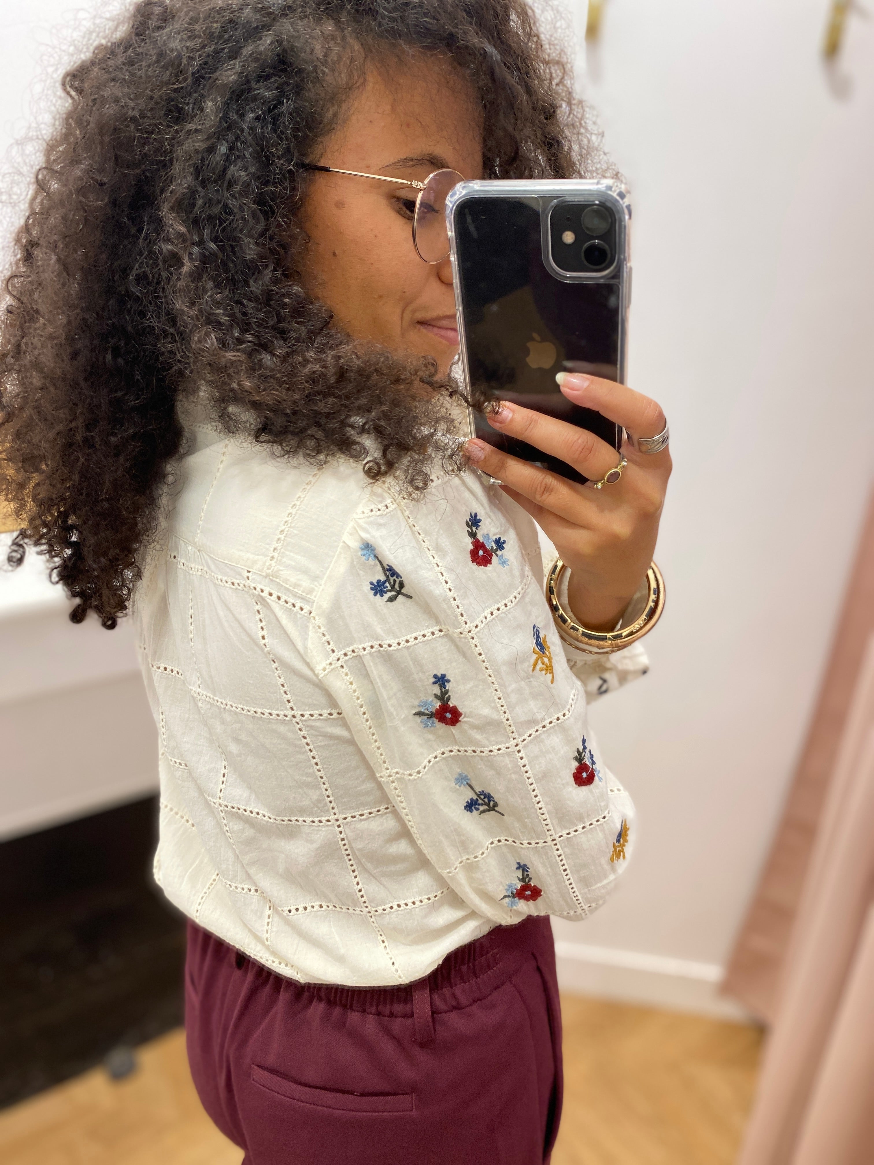Chemise brodée C'EST BEAU LA VIE – vue portée de profil et détail de l'épaule
