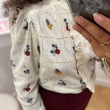 Chemise écrue C'EST BEAU LA VIE – gros plan sur les fleurs brodées et les détails ajourés