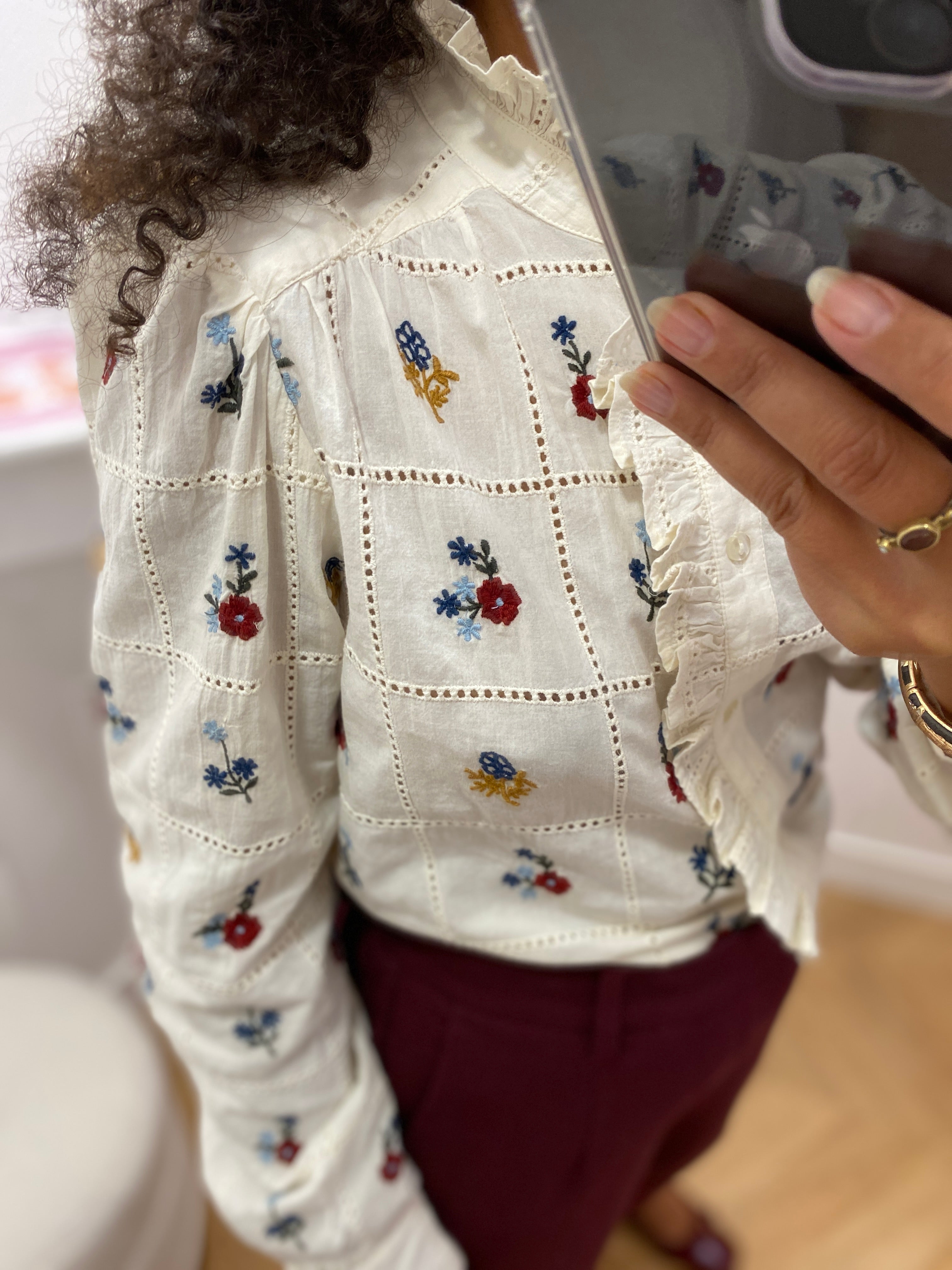 Chemise écrue C'EST BEAU LA VIE – gros plan sur les fleurs brodées et les détails ajourés