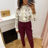 Chemise brodée fleurie C'EST BEAU LA VIE – portée avec un pantalon bordeaux