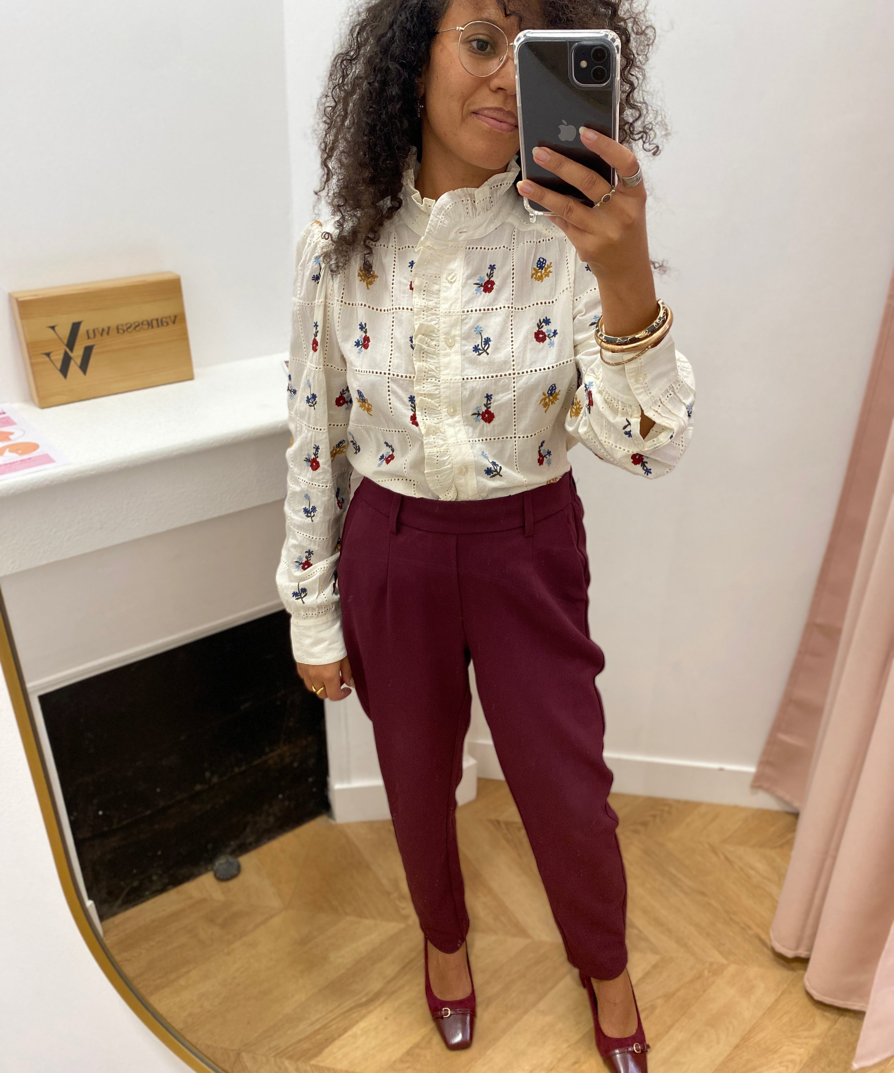 Chemise brodée fleurie C'EST BEAU LA VIE – portée avec un pantalon bordeaux