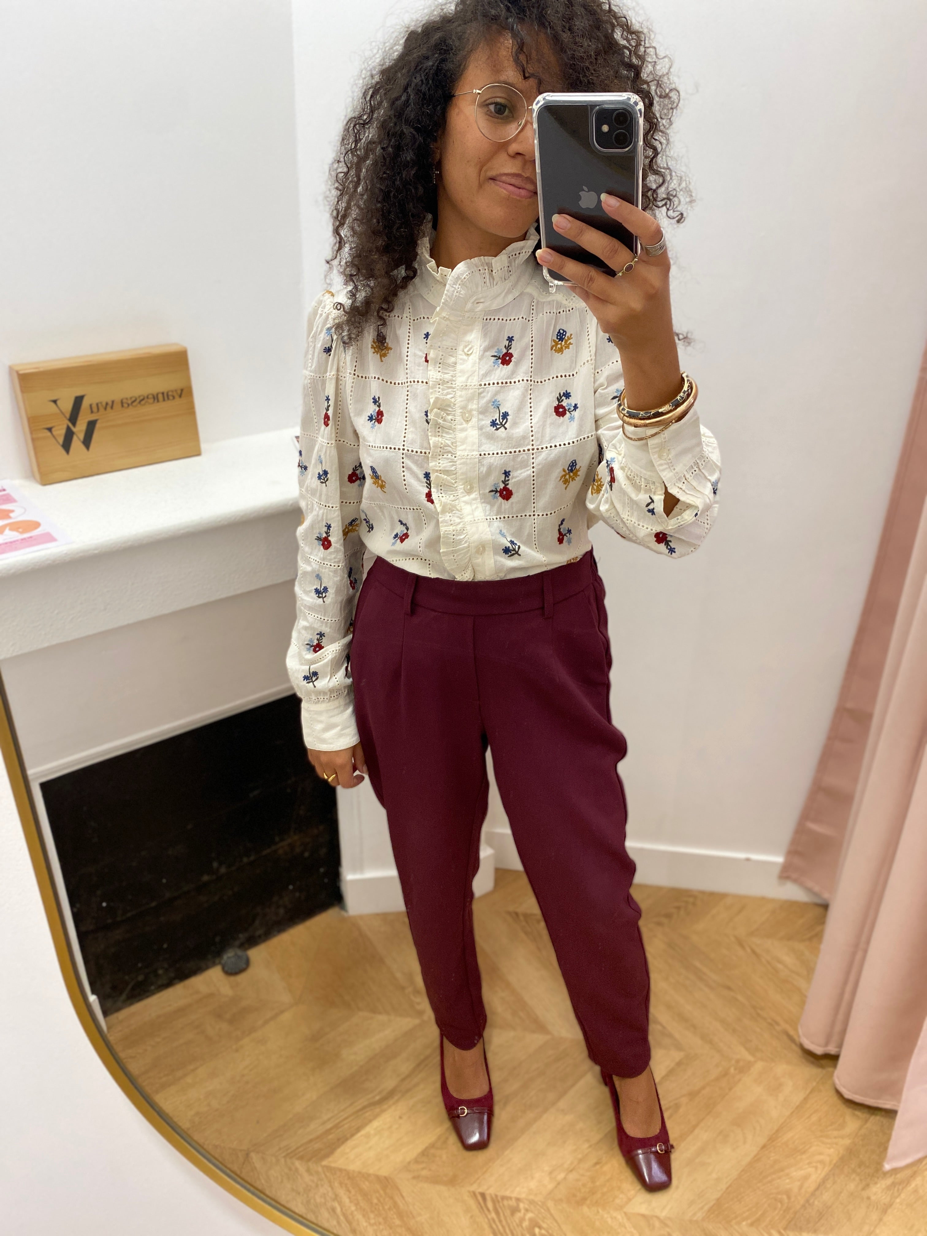 Chemise brodée fleurie C'EST BEAU LA VIE – portée avec un pantalon bordeaux