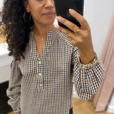 Blouse à carreaux C'EST BEAU LA VIE – détail de l'encolure boutonnée et des manches bouffantes