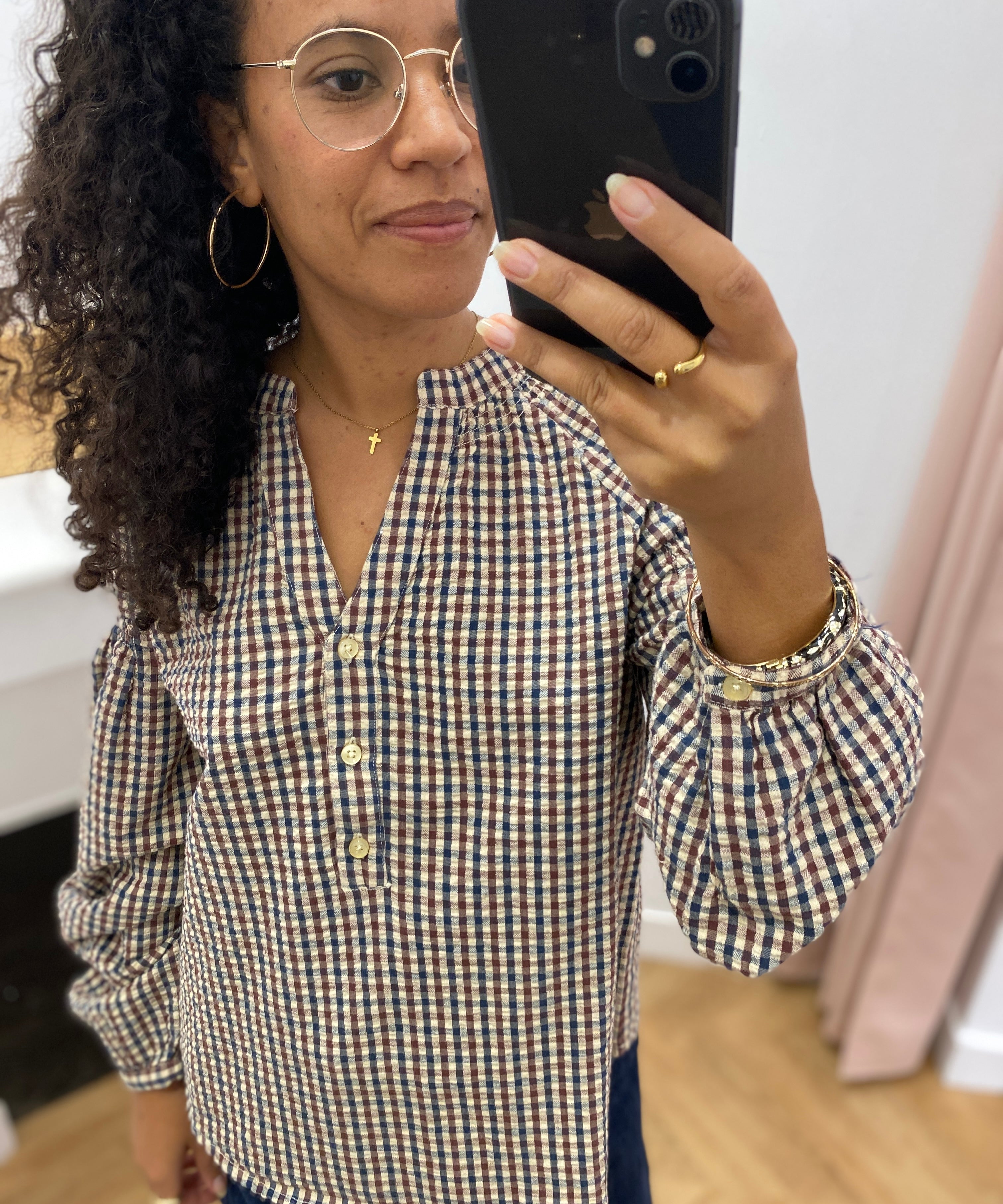 Blouse à carreaux C'EST BEAU LA VIE – détail de l'encolure boutonnée et des manches bouffantes