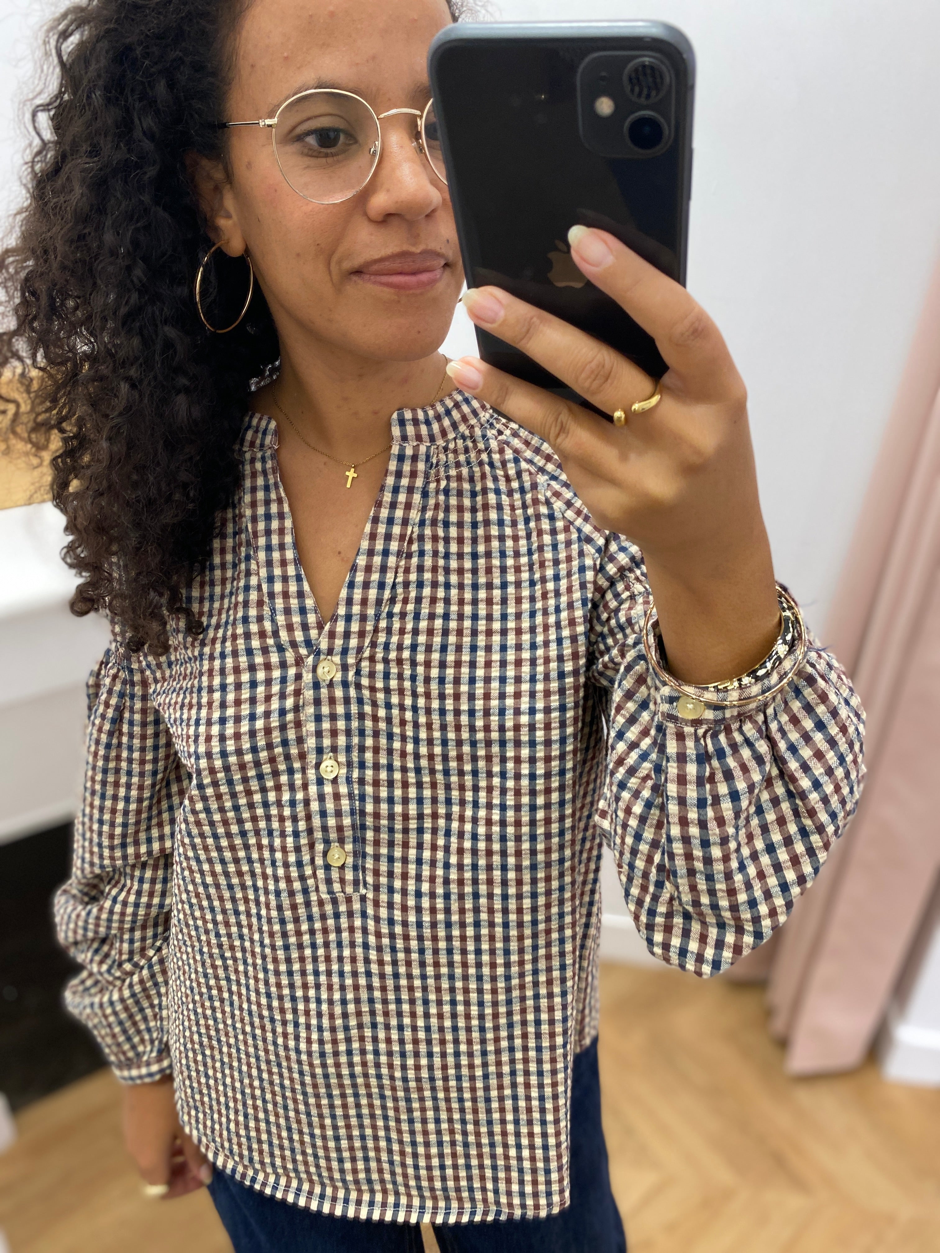 Blouse à carreaux C'EST BEAU LA VIE – détail de l'encolure boutonnée et des manches bouffantes