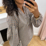 Blouse à carreaux C'EST BEAU LA VIE – détail de la manche froncée