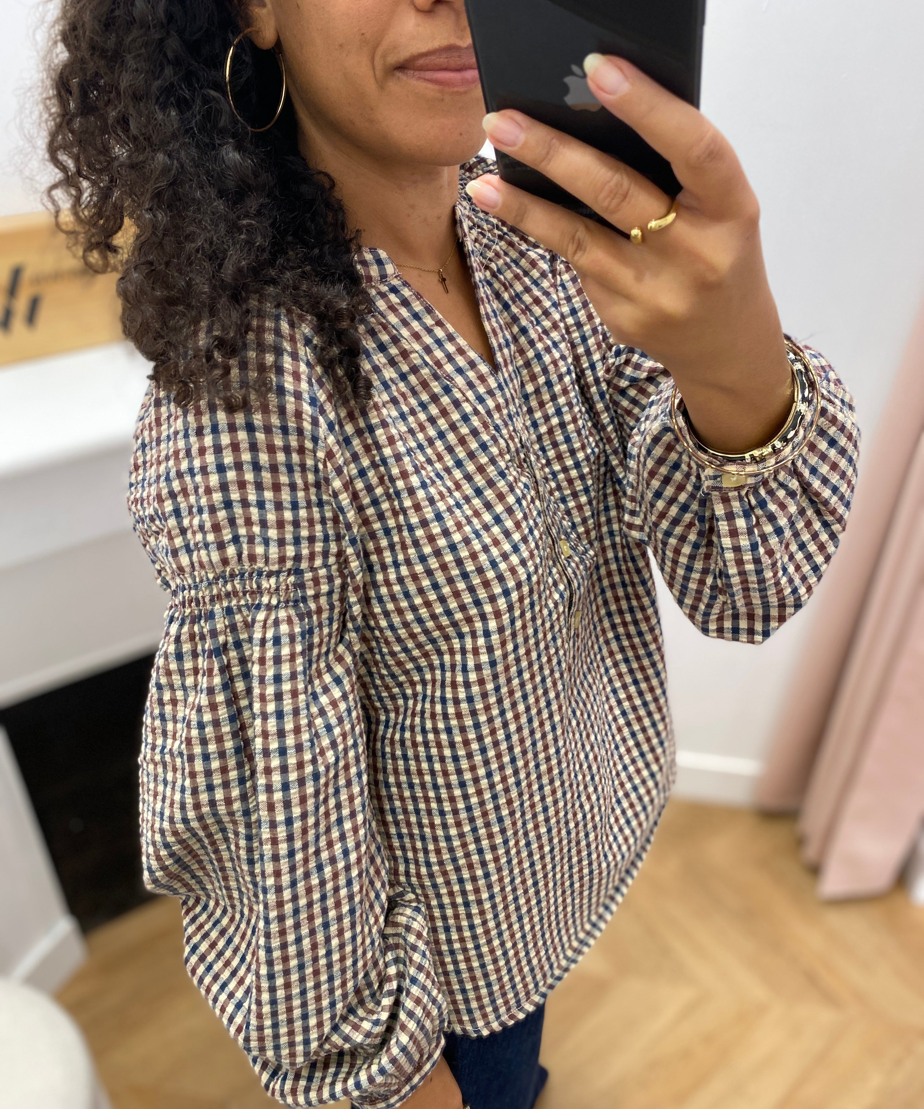 Blouse à carreaux C'EST BEAU LA VIE – détail de la manche froncée