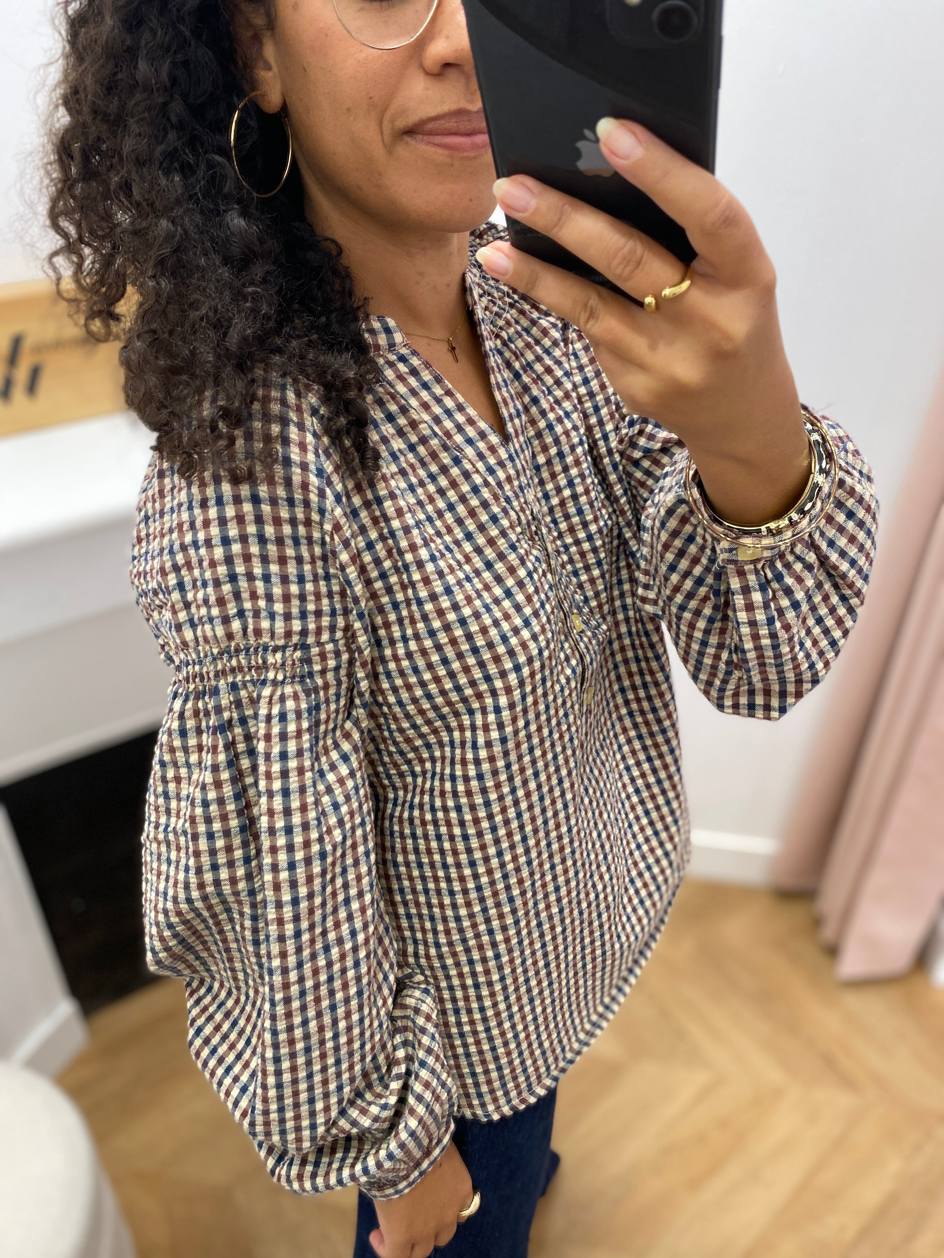 Blouse à carreaux C'EST BEAU LA VIE – détail de la manche froncée