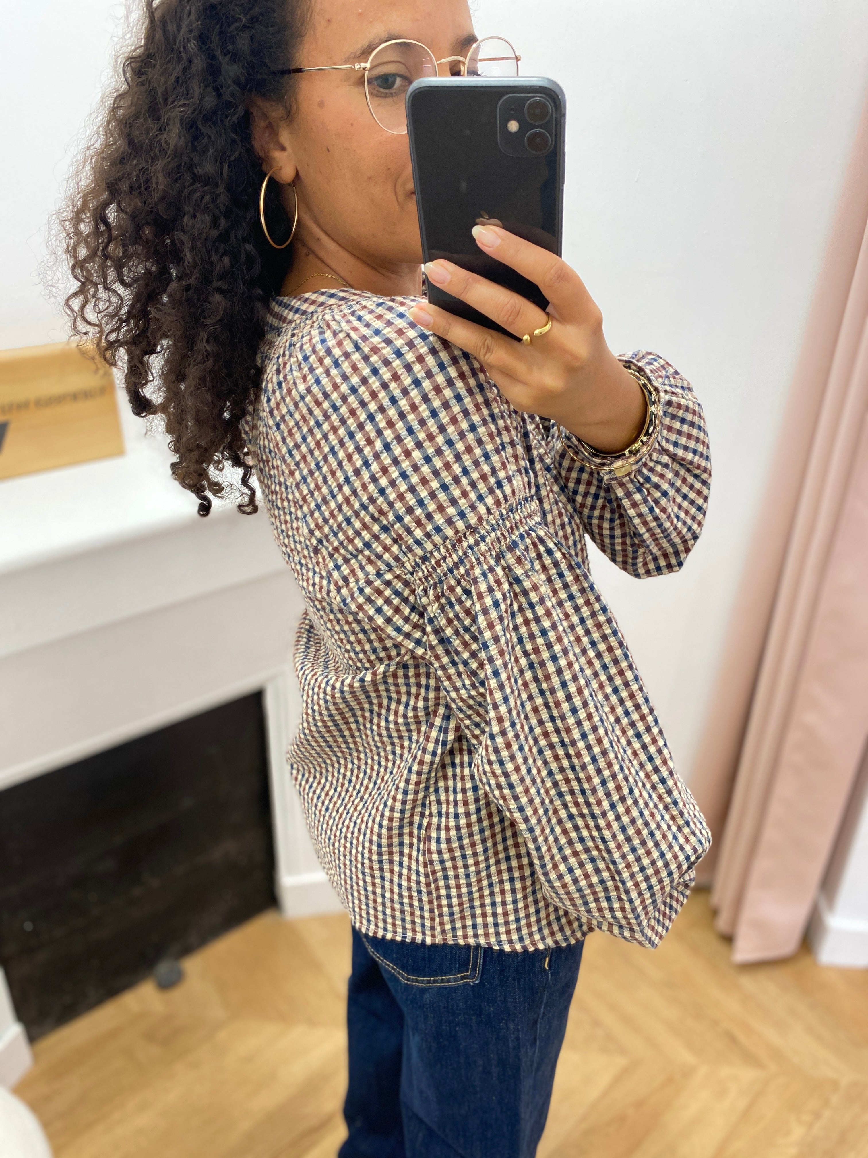 Blouse à carreaux C'EST BEAU LA VIE – vue portée de profil et volume des manches
