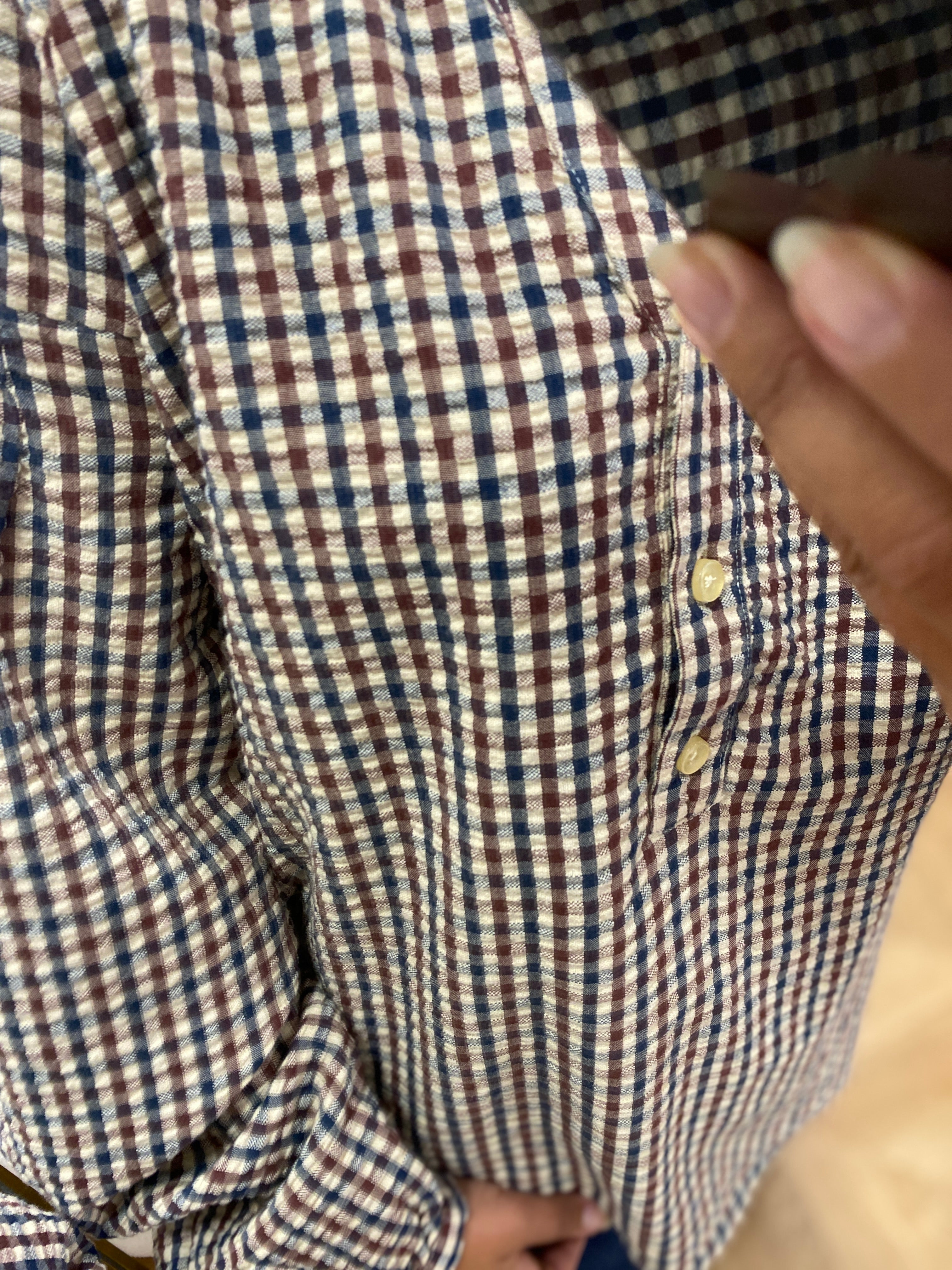 Blouse à carreaux C'EST BEAU LA VIE – gros plan sur le tissu et les boutons