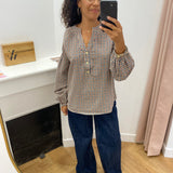 Blouse à carreaux C'EST BEAU LA VIE – portée de face avec un jean brut