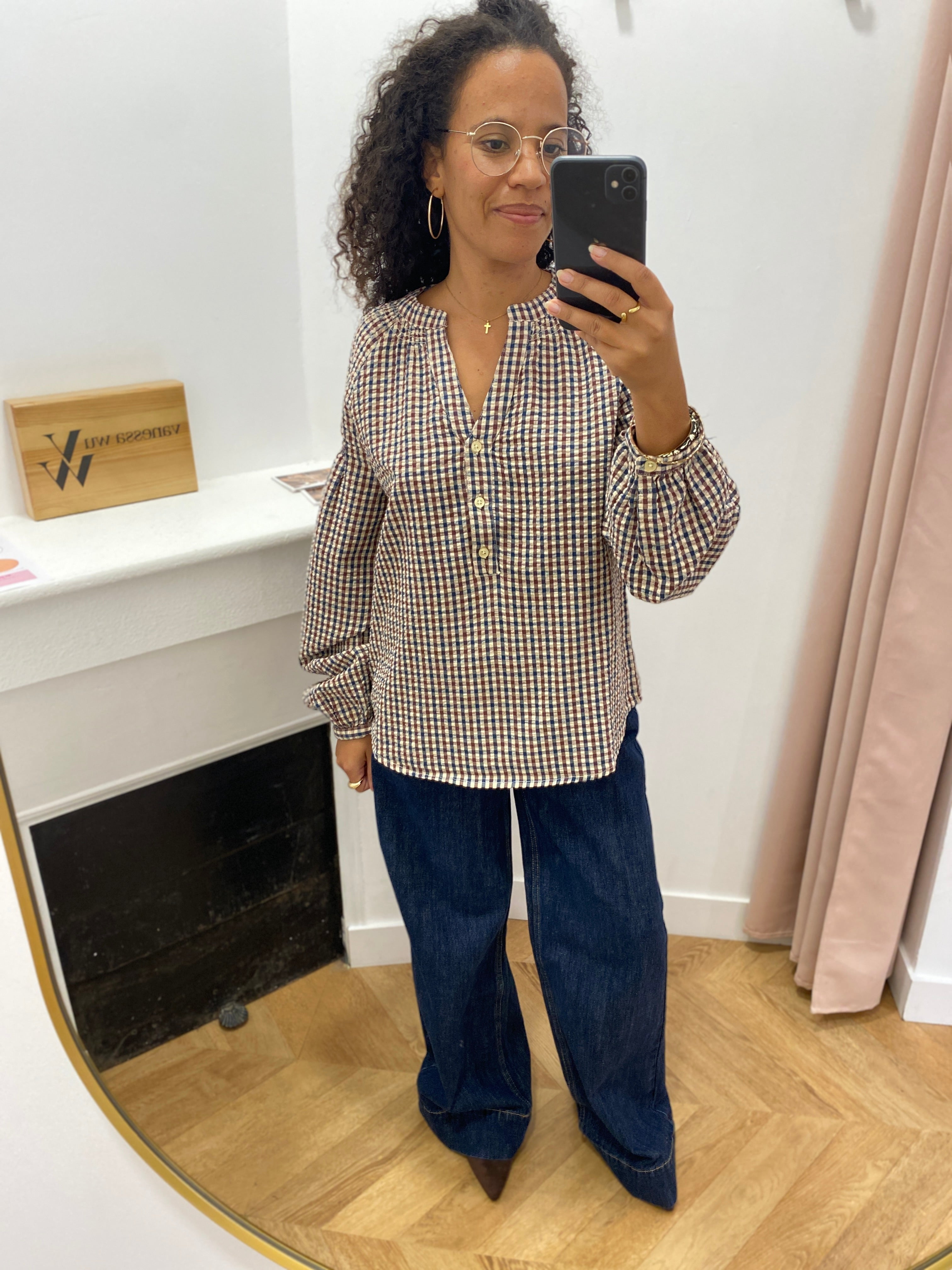 Blouse à carreaux C'EST BEAU LA VIE – portée de face avec un jean brut