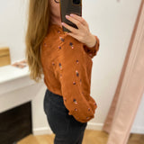 Chemise CHO60W26 Lola Espeleta cuivre – vue portée de profil avec jean noir