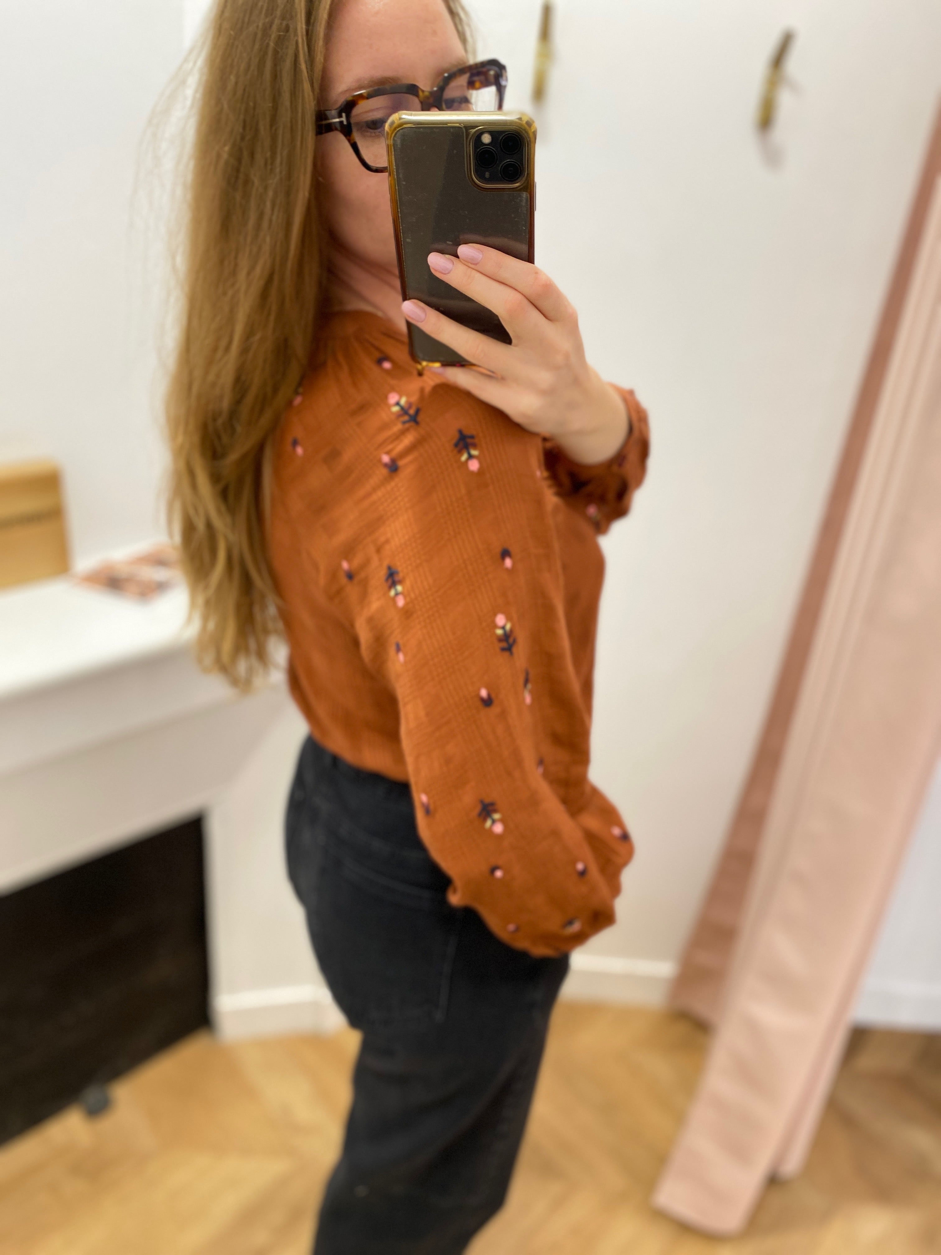Chemise CHO60W26 Lola Espeleta cuivre – vue portée de profil avec jean noir