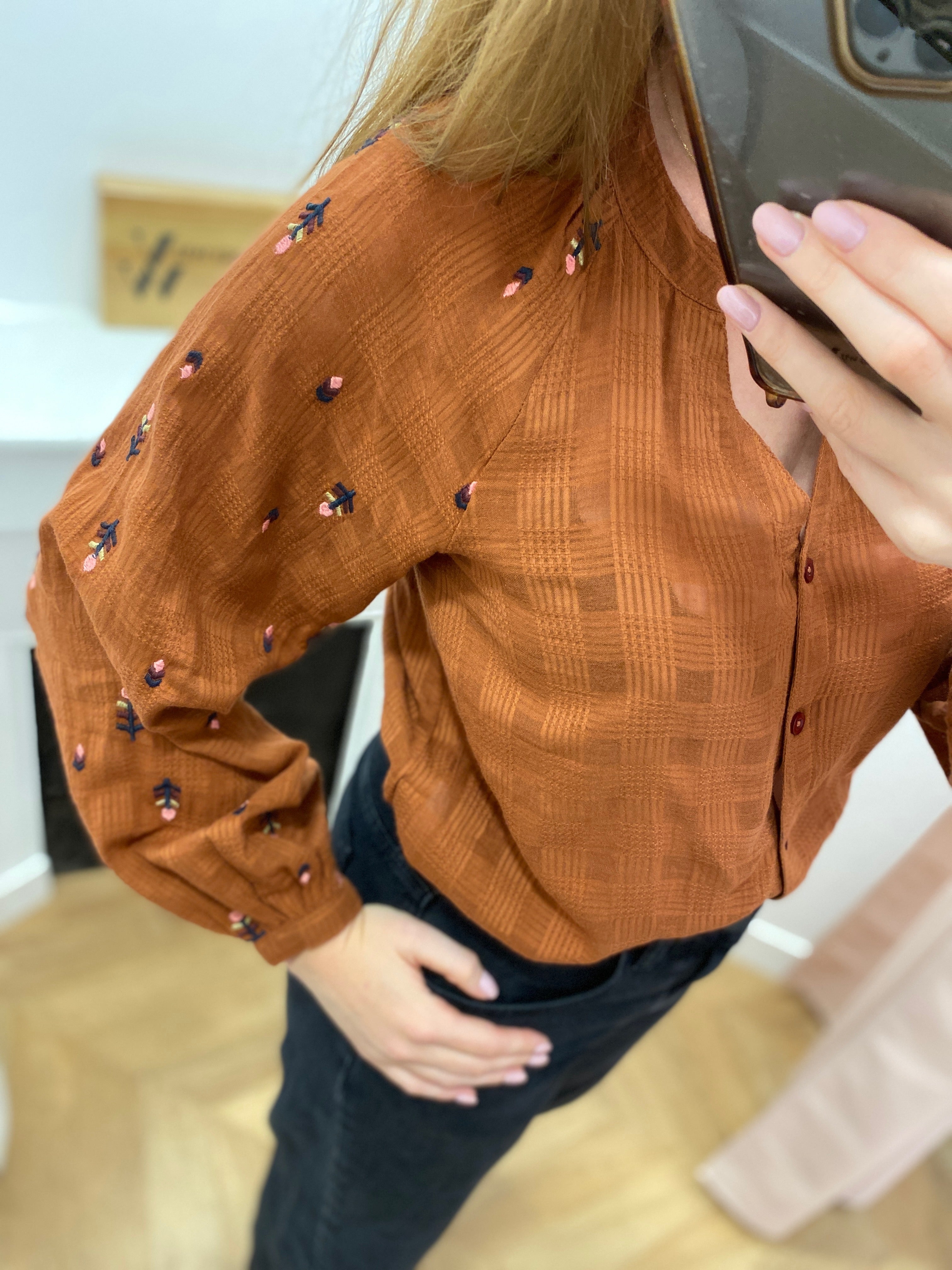 Chemise brodée Lola Espeleta cuivre – détail du tissu texturé et des broderies florales